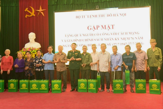 Bộ Tư lệnh Thủ đô Hà Nội tặng quà gia đình chính sách xã An Thượng
