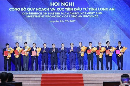 Thủ tướng Phạm Minh Chính: Long An cần huy động mọi nguồn lực, thực hiện đồng bộ, khai thác hiệu quả không gian phát triển