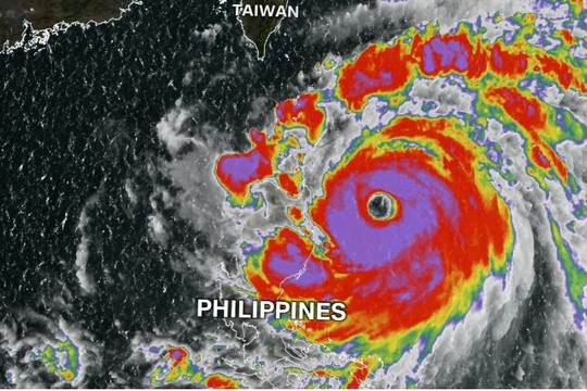 Siêu bão Doksuri tiến gần Philippines, hàng nghìn người dân phải sơ tán
