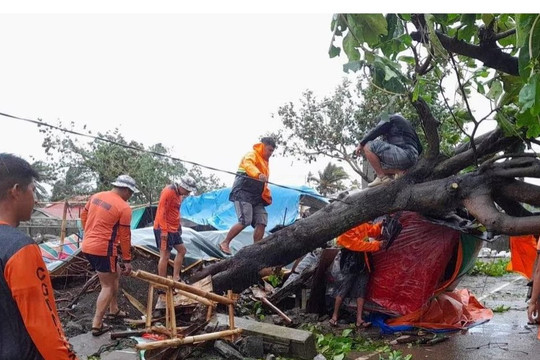 Siêu bão Doksuri đổ bộ Philippines, hàng nghìn hộ dân bị mất điện