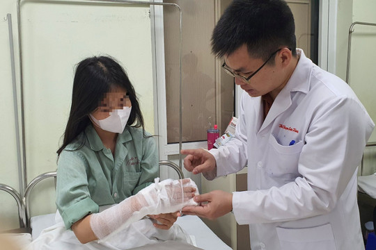 Máy xay đa năng cắt 7 vết thương sâu tới tận gân tay cô gái ở Hà Nội