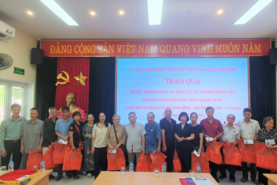 Quận Ba Đình: Tặng quà tri ân 70 thân nhân liệt sĩ và thương binh