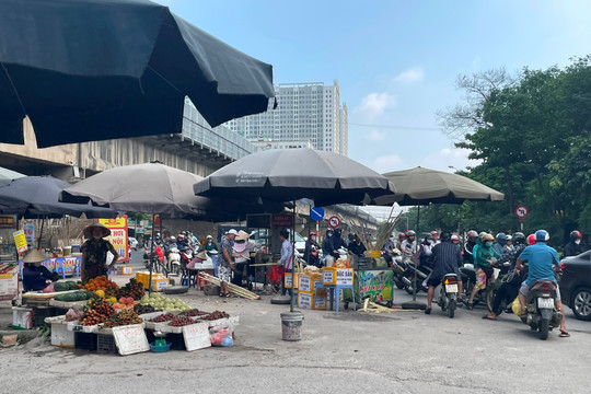 Chợ “cóc” chiếm đường giao thông 