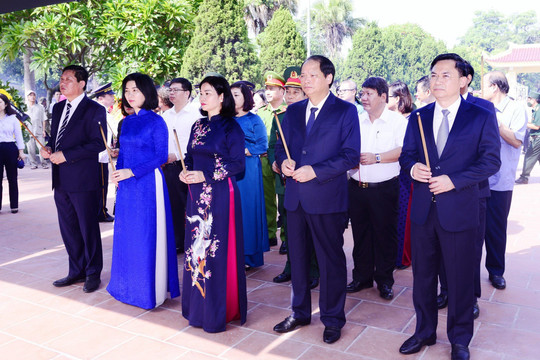 Phó Bí thư Thường trực Thành ủy Nguyễn Thị Tuyến dâng hương tưởng niệm tại Nghĩa trang liệt sĩ Ngọc Hồi