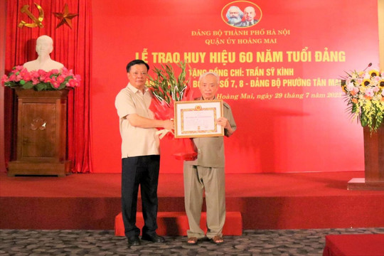 Bí thư Thành ủy Hà Nội trao Huy hiệu Đảng tặng đảng viên 60 năm tuổi Đảng