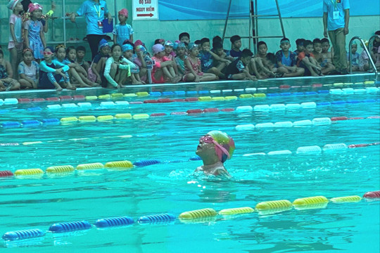 450 học sinh tham gia Giải bơi Tài năng trẻ năm 2023 quận Ba Đình