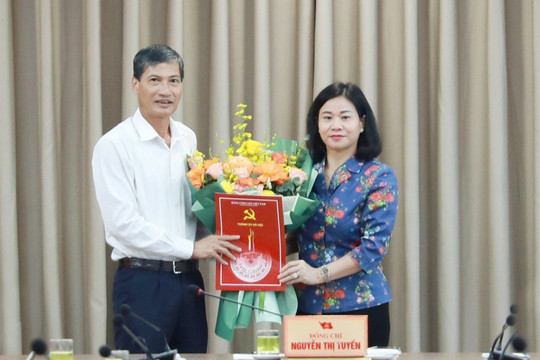 Trao quyết định nghỉ hưu cho đồng chí Nguyễn Anh Tuấn, Phó Chủ tịch Thường trực Ủy ban MTTQ Việt Nam thành phố