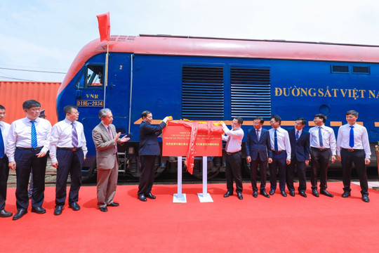Đường sắt Việt Nam đón chuyến tàu liên vận đầu tiên chuyên tuyến Thạch Gia Trang - Yên Viên