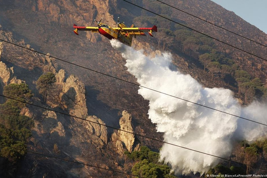 Cháy rừng hoành hành, “kịch bản” nào cho ngành du lịch Nam Âu?