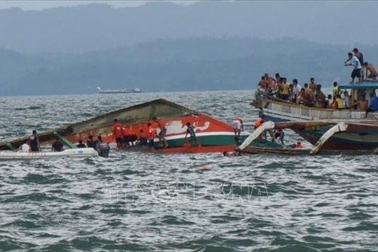 Chìm phà chở khoảng 70 người ở ngoài khơi bờ biển Philippines