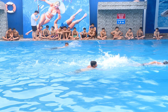 Huyện Ứng Hòa dạy bơi miễn phí cho 180 trẻ em
