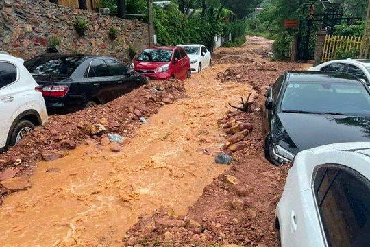 Nhiều phương tiện mắc kẹt do mưa lũ tại khu vực rừng phòng hộ Sóc Sơn