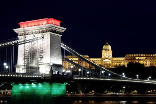 Mở cửa trở lại cây cầu biểu tượng của Hungary