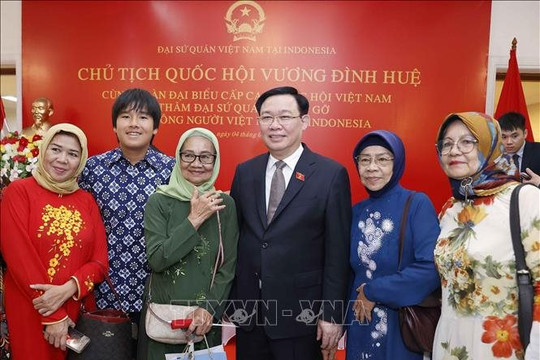 Chủ tịch Quốc hội Vương Đình Huệ gặp gỡ cộng đồng người Việt Nam ở Indonesia