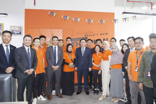 Chủ tịch Quốc hội Vương Đình Huệ thăm Văn phòng của FPT tại Indonesia: Đầu mối trong quảng bá, kết nối doanh nghiệp hai nước