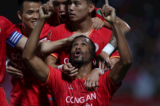 Thắng kịch tính Hà Nội FC, Công an Hà Nội giành lại ngôi đầu bảng