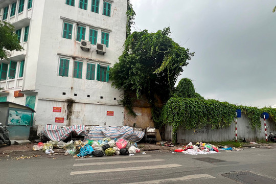 Nhếch nhác rác thải và phế liệu trên hè phố Nguyễn Công Trứ