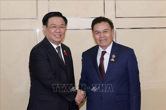Chủ tịch Quốc hội Vương Đình Huệ gặp Chủ tịch Quốc hội Lào Saysomphone Phomvihane