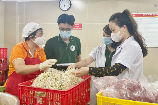Long Biên: Chú trọng an toàn thực phẩm bữa ăn bán trú
