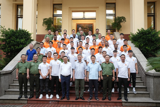 Bộ trưởng Tô Lâm gặp mặt, động viên CLB bóng đá Công an Hà Nội