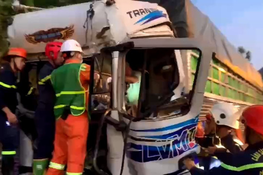 Đà Nẵng: Kịp thời giải cứu tài xế mắc kẹt trong cabin xe tải biến dạng