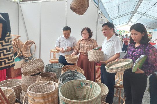 Tuần hàng sản phẩm OCOP, làng nghề tại Long Biên diễn ra đến ngày 14-8