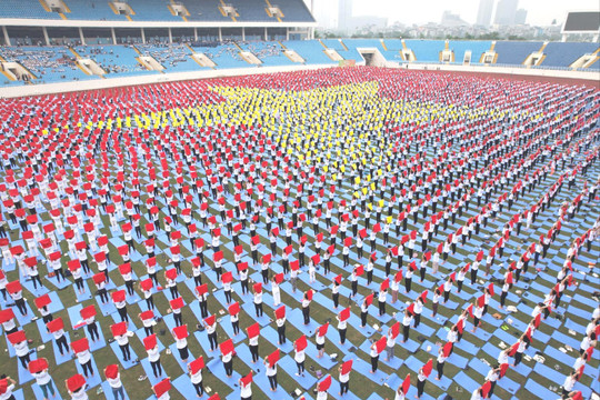 5.000 vận động viên Yoga xếp hình lá cờ Tổ quốc
