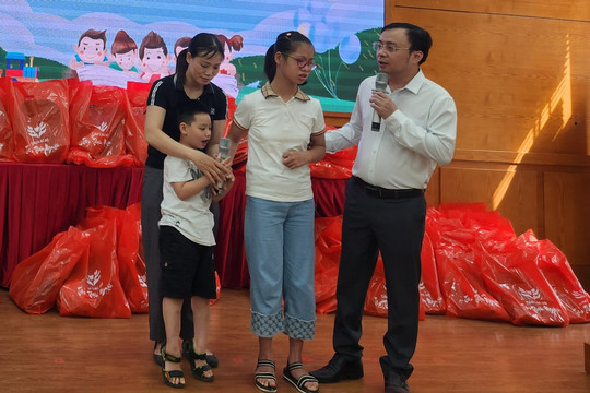 Tiếp sức cho học sinh khiếm thị Hà Nội đến trường