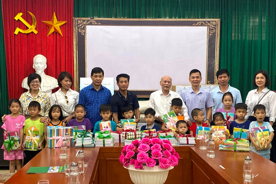 Tặng 3,5 tấn gạo và 1 tủ sách thư viện cho Làng trẻ em SOS Hà Nội