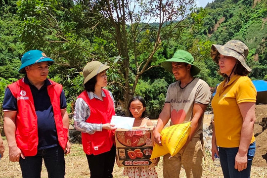 Nguồn lực hỗ trợ trị giá 527 triệu đồng đến với nhiều gia đình bị thiệt hại do mưa lũ tại tỉnh Yên Bái