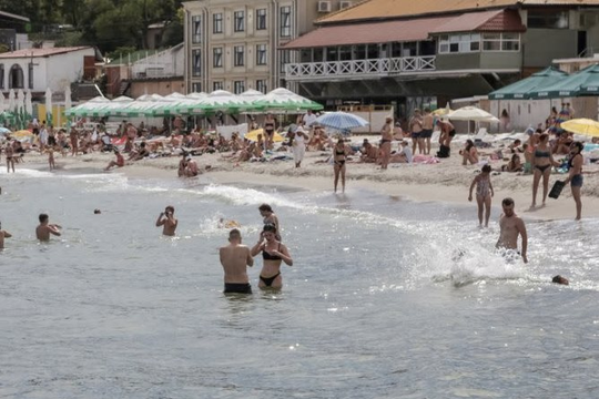 Odessa mở lại một số bãi biển lần đầu tiên từ khi xung đột Nga - Ukraine bùng phát