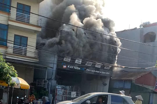 Nhanh chóng dập tắt đám cháy gara ô tô ở quận Long Biên