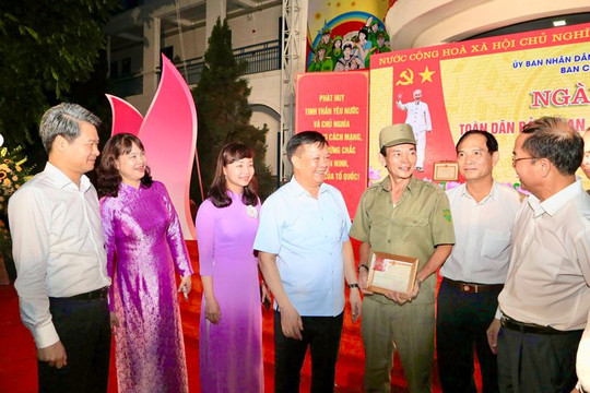 Bí thư Thành ủy Đinh Tiến Dũng dự Ngày hội toàn dân bảo vệ an ninh Tổ quốc tại quận Hoàng Mai