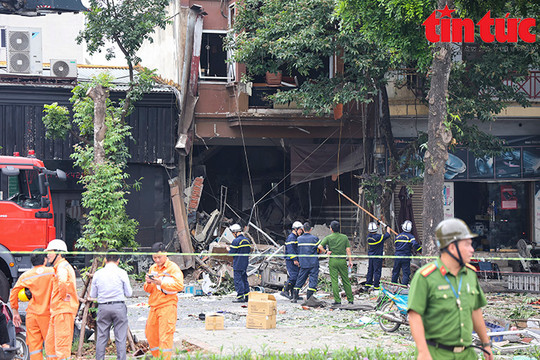 Vụ nổ gas tại đường Yên Phụ: Cửa cuốn, cửa ra vào, xe máy bị hất văng ra mặt đường