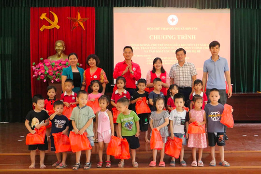 Trao tặng nhiều phần quà cho trẻ em tại thị xã Sơn Tây