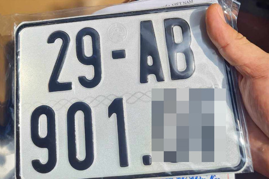 Nhiều người dân Hà Nội bất ngờ khi bấm được biển số xe máy có 2 chữ cái