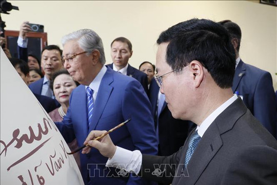 Chủ tịch nước Võ Văn Thưởng và Tổng thống Cộng hòa Kazakhstan tham quan Làng gốm Chu Đậu