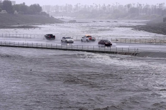 Bão Hilary đổ bộ gây ngập lụt ở miền Nam California (Mỹ)
