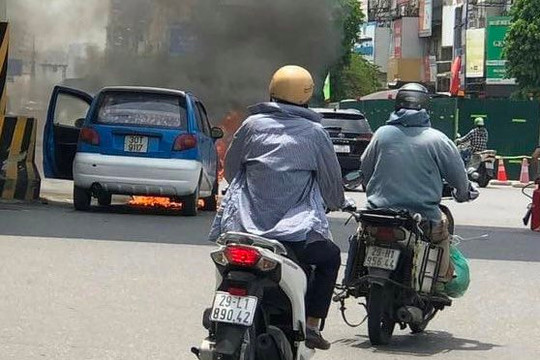 Dập tắt đám cháy ô tô ngay ngã tư Nguyễn Trãi - Thanh Xuân