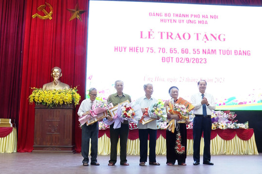 Huyện ủy Ứng Hòa trao 192 Huy hiệu Đảng đợt 2-9-2023
