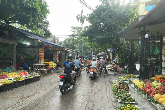 Cần giải pháp xóa bỏ chợ “cóc”, chợ tạm ngõ 135 phố Bồ Đề (Long Biên)