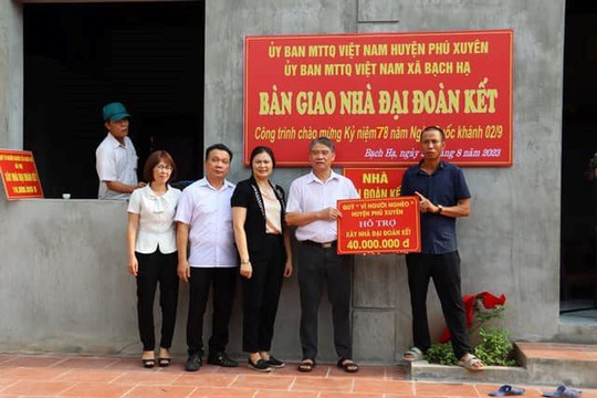 Phú Xuyên trao 2 nhà Đại đoàn kết cho hộ nghèo và cận nghèo