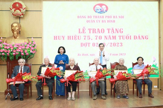 602 đảng viên quận Ba Đình được trao tặng Huy hiệu Đảng đợt 2-9
