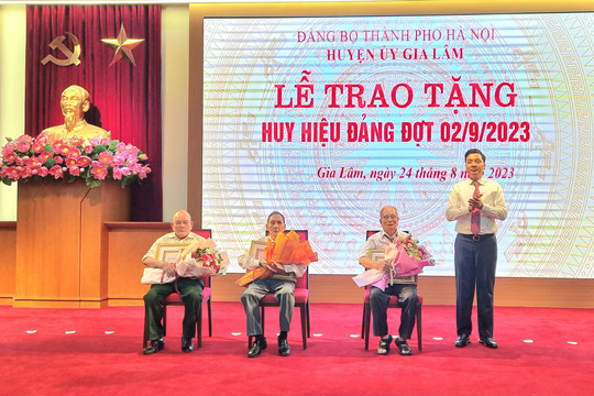 Huyện Gia Lâm trao Huy hiệu Đảng tặng 264 đảng viên