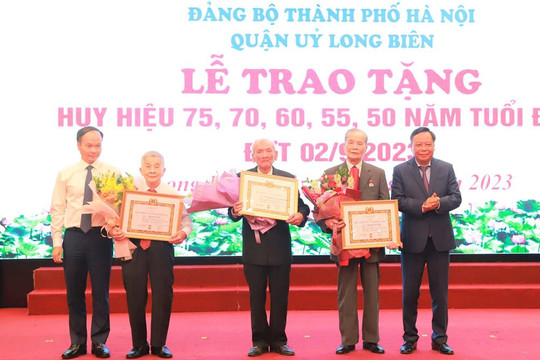 495 đảng viên quận Long Biên được trao tặng Huy hiệu Đảng đợt 2-9