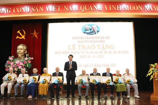 260 đảng viên quận Hoàn Kiếm vinh dự nhận Huy hiệu Đảng đợt 2-9