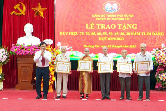 Huyện ủy Thường Tín tổ chức lễ trao tặng, truy tặng Huy hiệu Đảng cho 176 đảng viên