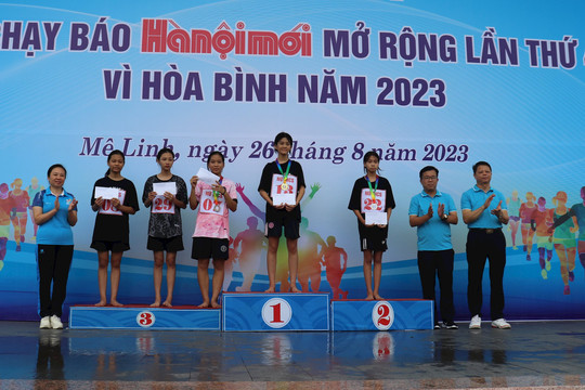 Gần 400 vận động viên thi chung kết Giải chạy Báo Hànộimới huyện Mê Linh