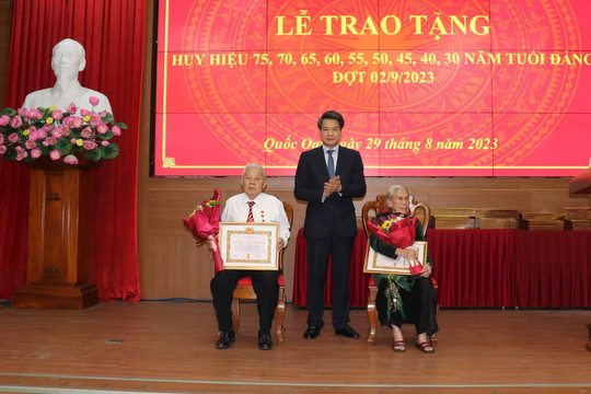 Trao Huy hiệu Đảng tặng 127 đảng viên Đảng bộ huyện Quốc Oai