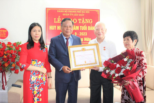 Quận ủy Cầu Giấy tổ chức lễ trao Huy hiệu 75 năm tuổi Đảng tặng đồng chí Đặng Hữu